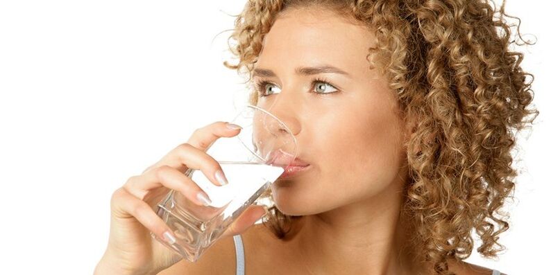 في نظام غذائي للشرب ، بالإضافة إلى السوائل الأخرى ، يجب أن تستهلك 1. 5 لتر من الماء النقي