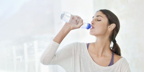 لفقدان الوزن بسرعة ، يجب أن تشرب ما لا يقل عن 2 لتر من الماء كل يوم. 